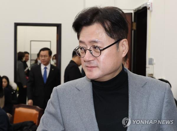 Rep. Hong Ihk-pyo, the floor leader of the main opposition Democratic Party, enters a room to attend the party's policy coordination meeting on Jan. 11, 2023. (Yonhap)