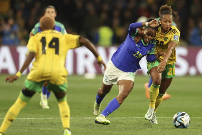 Brazil's Geyse, center, in action against Jamaica's Atlanta Primus during the Women's World Cup Group F soccer match between Jamaica and Brazil in Melbourne, Australia, Wednesday, Aug. 2, 2023. (AP Photo/Victoria Adkins)