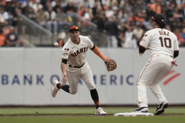 Giants shortstop Casey Schmitt, left, tosses the ball to second ba<em></em>seman Isan Díaz to force the Arizona Diamondbacks’ Geraldo Perdomo out at second during the second inning Thursday, Aug. 3, 2023, in San Francisco. (Godofredo A. Vásquez / ASSOCIATED PRESS)