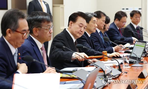 President Yoon Suk Yeol (3rd from L) leads a Cabinet meeting at the presidential office in Seoul on Jan. 16, 2024. (Pool photo) (Yonhap)