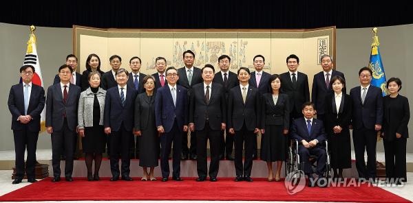 President Yoon Suk Yeol (center) poses for a photo with new Foreign Minister Cho Tae-yul (6th from L) and new spy chief Cho Tae-yong (4th from L) after presenting them with a letter of appointment at the presidential office in Seoul on Jan. 16, 2024. (Pool photo) (Yonhap)