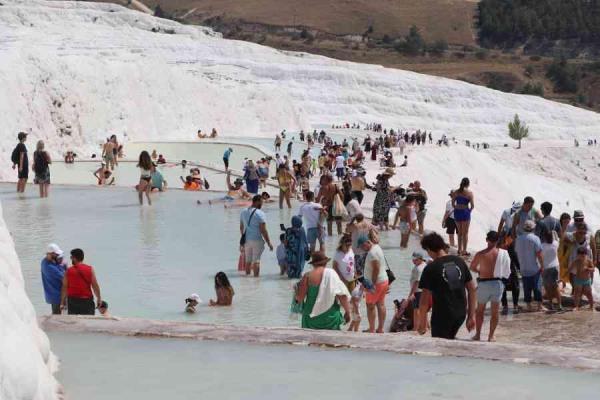 Some 1.15 mln tourists flock to Pamukkale in 2023