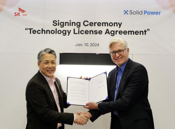 This photo taken on Jan. 10, 2024 (U.S. time), and provided by SK On shows the Korean battery maker's Chief Commercial Officer Sung Min-suk (L) shaking hands with John Van Scoter, president and CEO of U.S. battery startup Solid Power, after signing a technology transfer agreement at the Las Vegas Co<em></em>nvention Center in the United States. (PHOTO NOT FOR SALE) (Yonhap)