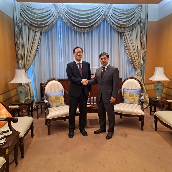 Lee Jun-il (L), the director-general for North Korean nuclear affairs at South Korea's foreign ministry, poses for a photo prior to his talks with Bolbo<em></em>ngse Vangphaen, deputy director-general of ASEAN affairs at Thailand's foreign ministry, on Jan. 16, 2024, in this photo provided by the ministry the following day. (PHOTO NOT FOR SALE) (Yonhap)